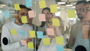 Equipo de A10web en sesión de brainstorming