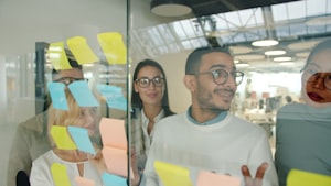 Equipo de A10web en sesión de brainstorming